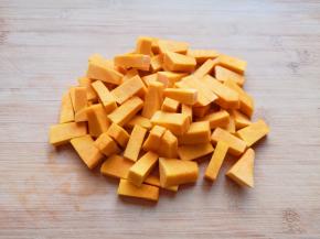 板栗南瓜去皮去瓤，洗干净切成块。