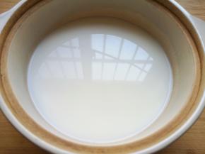 纯净水和牛奶一起放进砂锅烧开。