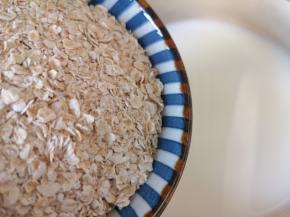 锅开以后调小火，下入燕麦片。