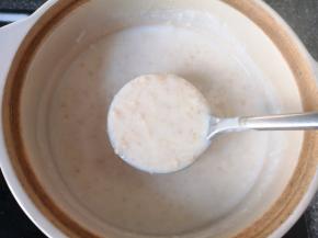 用勺子搅拌均匀，开最小火煮开。