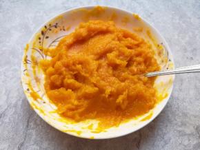 南瓜蒸熟以后取出，用勺子压成南瓜泥。