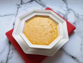 奶香浓郁的南瓜粥做好了，盛在漂亮的小碗里。