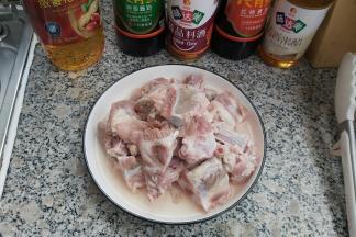 首先把排骨洗净剁成小块，用冷水浸泡至少半小时，去掉血水，沥水备用。（冷水浸泡2小时更佳）