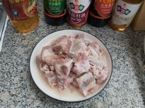 首先把排骨洗净剁成小块，用冷水浸泡至少半小时，去掉血水，沥水备用。（冷水浸泡2小时更佳）