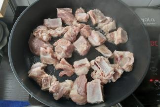 平底锅淋一点点植物油，把排骨平铺，中小火煎一下。