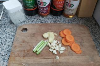 煎排骨时，准备好姜片、葱段、蒜末、胡萝卜片。