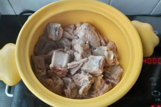 接着把排骨捡到砂锅内。