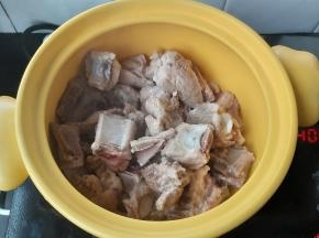 接着把排骨捡到砂锅内。