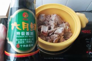 依次加入味达美臻品料酒、六月鲜特级酱油，减半的拌匀。