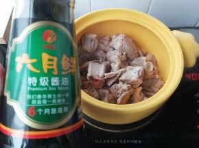 依次加入味达美臻品料酒、六月鲜特级酱油，减半的拌匀。