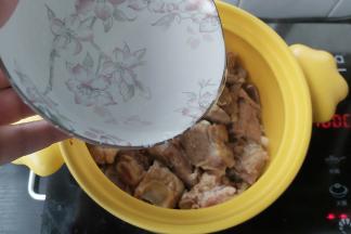 然后倒入2碗纯净水，能把排骨全部没过。