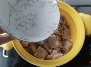 然后倒入2碗纯净水，能把排骨全部没过。