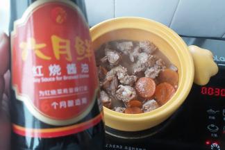 半小时后，加入六月鲜红烧酱油、味达美清香米醋、冰糖以及少许盐，转大火炖煮收汁。