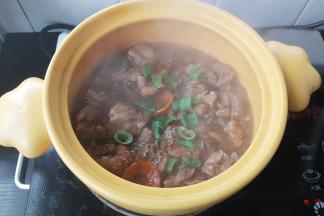 最后，汤汁留有少许，关火，撒上一点葱花就可以开吃了。（汤汁的多少根据个人喜好随意调整）