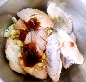 放入葱、姜调味料一品鲜酱油、蚝油、糖、料酒、黑胡椒粉