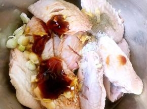 放入葱、姜调味料一品鲜酱油、蚝油、糖、料酒、黑胡椒粉