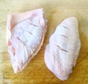 鸡翅正反面用刀划开但不要切断这样易入味