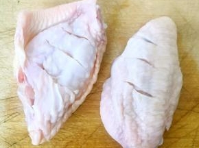 鸡翅正反面用刀划开但不要切断这样易入味