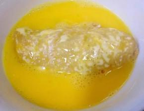 鸡翅在面粉中打个滚