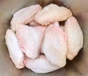 新鲜的鸡翅在清水中浸泡半小时洗干净沥干水份备用