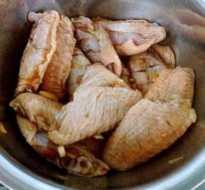 调味料拌匀入味盖上保鲜膜包好放入冰箱冷藏十二小时入味