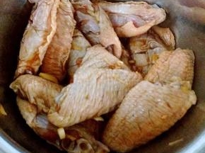 调味料拌匀入味盖上保鲜膜包好放入冰箱冷藏十二小时入味