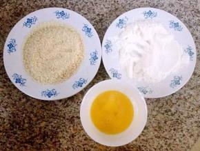 准备蛋液、面包糠、淀粉和面粉拌匀备用