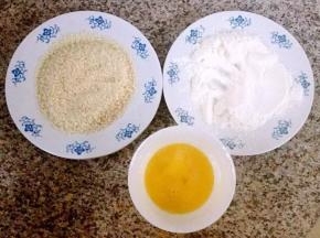 准备蛋液、面包糠、淀粉和面粉拌匀备用