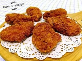 美味可口的鸡翅摆在容器上