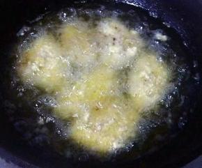 锅中倒入适量油加热至油温7-8成热放入鸡翅开始炸