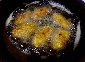 鸡翅炸至金黄色即可出锅享用