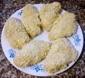 鸡翅依次裹好面包糠摆在盘中准备炸起来