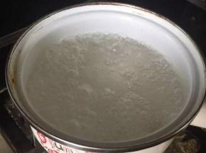 1准备一个小煮锅，凉水，放入少许盐，大火
