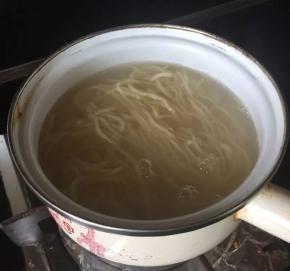 2 待水烧开，放入面条，搅拌，加入少许凉水，烧开
