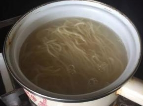 2 待水烧开，放入面条，搅拌，加入少许凉水，烧开