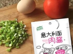4 准备好，cook100罗勒番茄意面酱、还有鸡蛋一个；少许葱，葱也可以不放