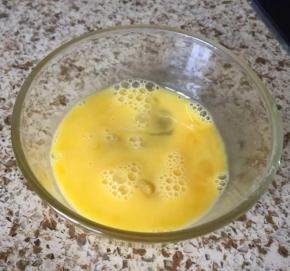 6 鸡蛋，打散，待用