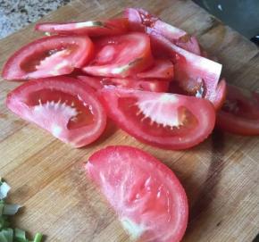 5 番茄，切成片；待用