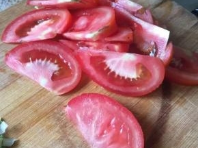 5 番茄，切成片；待用