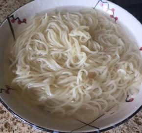 3 面条烧断生，放入凉开水中，搅拌下，这样不容易糊