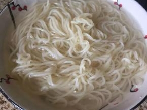 3 面条烧断生，放入凉开水中，搅拌下，这样不容易糊