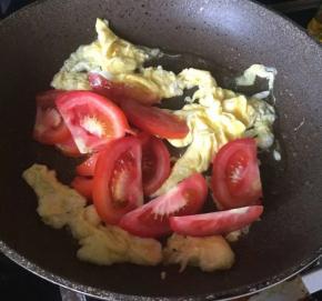 8 再放入番茄，翻炒；待番茄，出少许的汁