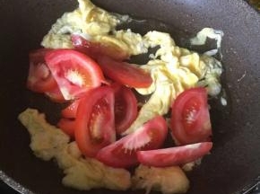 8 再放入番茄，翻炒；待番茄，出少许的汁