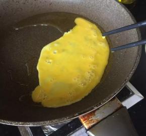 7 热锅，放入少许油，倒入鸡蛋液，划散