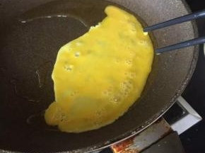 7 热锅，放入少许油，倒入鸡蛋液，划散