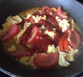 10 再淋入少许的水，搅拌下