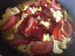 10 再淋入少许的水，搅拌下