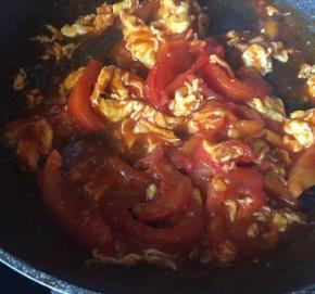 11 待水烧开，搅拌成番茄糊