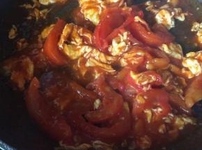 11 待水烧开，搅拌成番茄糊