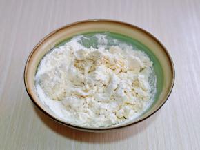 面粉中加入盐搅拌均匀，酵母粉加入适量温水化开，分次倒入面粉中，一边用筷子搅拌成絮状。